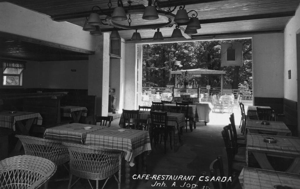 Csárda (Csarda), Gasthaus / Wirtshaus, Gaststube, Luster, Prater 11 alt, Sessel (Korbsessel), Wurstelprater